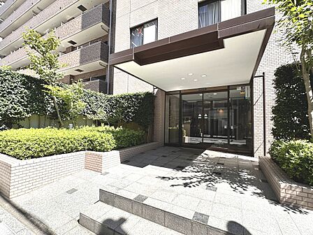 【エントランス】落ちついた外観にマッチしたエントランス。