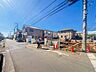 外観：【前面道路】家の前をまっすぐの通りが走っている。クルマは少なく、人々は毎朝、ウォーキング、ジョギング、犬の散歩など、フリーな朝時間を過ごしている。