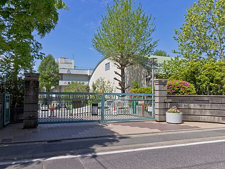 小学校 1100m さいたま市立仲町小学校(さいたま市立仲町小学校(平成元年度から平成2年度の2年間にわたり、文部省(当時)の研究開発校に指定されました。自分力をもっと育てるために、いままで…