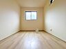 子供部屋：【子供部屋4.84帖】お子様のお部屋にぴったりなクロークを備えたフローリング仕様の洋室です。