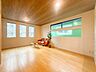 室内：【LDK18帖】シンプルなデザインの家は風情がある。住む人のこだわりを感じる。外観も内装もいたってシンプル。居心地がよく、家事や趣味、子育てなどにも集中できる。家も人間も熟成するほどシンプル…