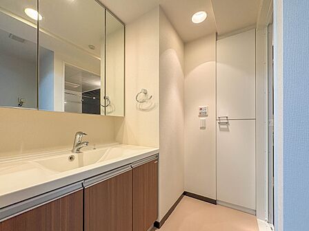 【洗面台】 十分な大きさの洗面台は、身だしなみチェックや歯磨きなど、朝の慌ただしい時間でもホテルライクなスペースで余裕とゆとりを感じて頂けます。