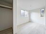 子供部屋：【子供部屋】お子様のお部屋にぴったりなクロークを備えたフローリング仕様の洋室です。