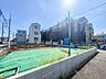 外観：【前面道路】陽当りや通風性など各所に施された工夫で住みやすさを実現。部屋の大きさや周辺環境・街並など、資料には掲載していない情報が現地にはたくさんございます。是非ご確認下さい。