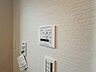 設備：【浴室暖房乾燥機】  雨の日の部屋干しは乾きにくく、生乾きの臭いが気になります。浴室暖房乾燥機があればそんな心配はいりません。換気や暖房機能もあるのでカビの発生や寒い日のヒートショックも防ぎ…
