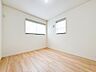子供部屋：【子供部屋5.2帖】お子様のお部屋にぴったりなクロークを備えたフローリング仕様の洋室です。