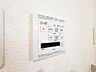 設備：【浴室暖房乾燥機】  雨の日の部屋干しは乾きにくく、生乾きの臭いが気になります。浴室暖房乾燥機があればそんな心配はいりません。換気や暖房機能もあるのでカビの発生や寒い日のヒートショックも防ぎ…