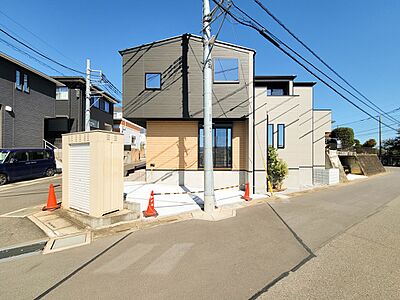 外観：【外観】家族の温かさと陽光の暖かさ、楽しい毎日と明るい未来を予感させる「空間が織り成すひとつ先の住み心地」を演出します。