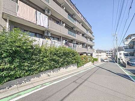 【前面道路】車の通行が少ないので、静かな住環境を維持することができます。