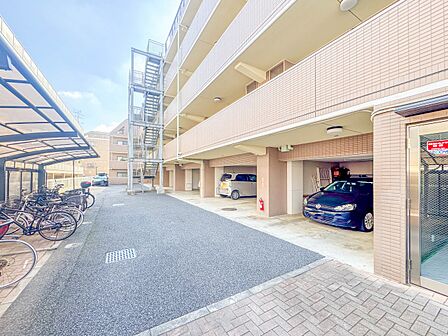 当物件は駐車場付きなので、車を持っている方や購入予定の方も安心です。