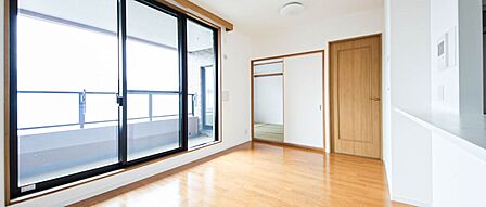 広々としたリビングダイニング。ゆったりとしたキッチン。生活動線をLDK に集中させ、ご家族が過ごしやすい空間設計にしました。