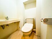 【トイレ】いつも清潔なスペースであってほしいのが毎日使うトイレです。掃除がしやすいのはもちろん、落ち着けるスペースとして機能することも大切です。
