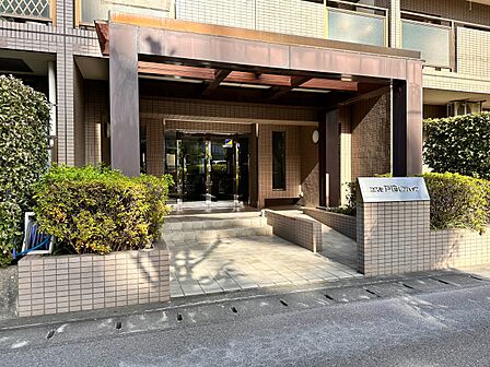《エントランスアプローチ》上質感漂うエントランスへのアプローチ。居住者の帰り、訪れる方を優しく迎える・安らぎに満ちた生活空間を予感させる。健やかな暮らしを楽しめそう。