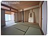 室内：1階和室部分です♪続き間になっており、約10帖もの広い空間です！