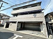 3階建ての鉄骨造です♪南向きで日当たり良好！