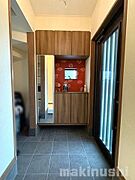 玄関は土間収納のシューズクロークが併設され、靴やアウトドア用品、ベビーカーまですっきり収納でき、使いやすさと美しさを両立した、家族みんなに嬉しい空間です！
