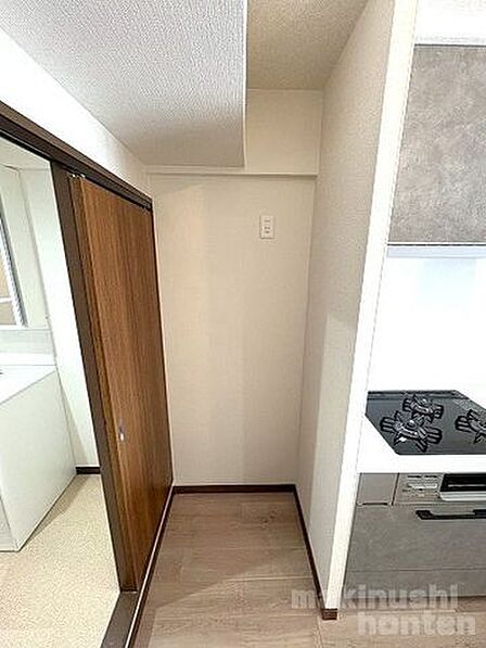 キッチン横に冷蔵庫置き場がございます。冷蔵庫の中の使いたい物がサッと取り出せ、動線が短くお料理もスムーズですね^^