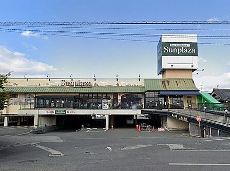 サンプラザ島泉店 徒歩10分。 730m