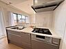 キッチン：ペニンシュラ型の対面キッチン！家族とコミュニケーションがとりやすいキッチン！コンロ部分は壁があるのでリビングへ側への油跳ねの心配もございません♪
