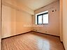 室内：全居室が収納付きで、部屋はいつもすっきり。身の回りの整理整頓もらくらくです♪収納家具の設置も最低限ですむのでお部屋を広く使えます♪
