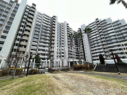 専用ポーチ付き!玄関までワンクッションがあるのでプライバシー性も高いお部屋です!LDKは18.5帖♪対面キッチンで開放感のあるリビングに♪便利な食洗機付きです♪