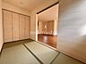 室内：リビングの横にタタミのお部屋があれば冬にはこたつを置いたり、小さなお子様がいれば遊び場やお昼寝スペースとしてもいいですね♪