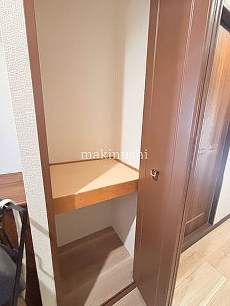 玄関には物入収納あり♪その他にも洗面室やトイレに小さな収納があるので、掃除用具や細々した生活用品をしまっておくのに便利です♪