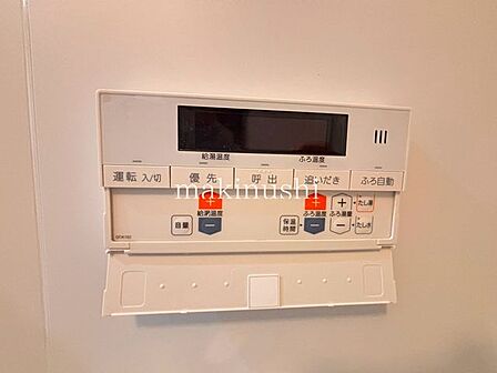 オートバスなので、浴室以外からでも温度調整などの操作ができます。追焚機能が付いているので、冬場はすぐに温め直せて、水道代も節約できます。