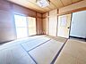 和室：情緒漂う和室。しっとりと落ち着いた雰囲気の和室で気持ちよく寝転がるのも良いものですね。日本に住んでて良かったときっと思えるはずです。