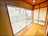 室内：情緒漂う和室。しっとりと落ち着いた雰囲気の和室で気持ちよく寝転がるのも良いものですね。日本に住んでて良かったときっと思えるはずです。