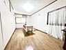 寝室：2階洋室約9帖。2面採光で明るいお部屋です。