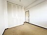 室内：洋室です。収納付きのお部屋ですのでお片付けも楽ちんです。ベッドを置いて机をおいてテレビをおいてもすっきりとしたお部屋に仕上がります。とても快適なお部屋です。