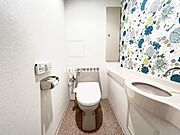 明るいトイレ空間です。トイレは快適な温水洗浄便座付きとなっております。こんな綺麗にお手入れされたトイレは本当に嬉しいです。