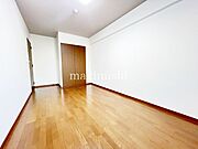 洋室です。収納付きのお部屋ですのでお片付けも楽ちんです。ベッドを置いて机をおいてテレビをおいてもすっきりとしたお部屋に仕上がります。とても快適なお部屋です。