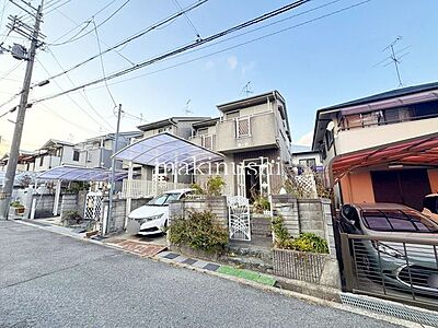 外観:■パス停まで徒歩2分(南海高野線金剛駅と南海泉北線泉ヶ丘駅に行きます)■駐車場付きのお家です■南向きで日当たり良好■屋根裏収納のある家■いつでもご見学可能です■ 外観:■パス停まで徒歩2分(南海高野線金剛駅と南海泉北線泉ヶ丘駅に行きます)■駐車場付きのお家です■南向きで日当たり良好■屋根裏収納のある家■いつでもご見学可能です■