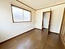 室内：洋室です。ベッドを置いて机をおいてテレビをおいてもすっきりとしたお部屋に仕上がります。とても快適なお部屋です。