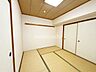 その他：情緒漂う和室。しっとりと落ち着いた雰囲気の和室で気持ちよく寝転がるのも良いものですね。日本に住んでて良かったときっと思えるはずです。