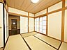 和室：情緒漂う和室。しっとりと落ち着いた雰囲気の和室で気持ちよく寝転がるのも良いものですね。日本に住んでて良かったときっと思えるはずです。