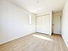 子供部屋：洋室です。収納付きのお部屋ですのでお片付けも楽ちんです。ベッドを置いて机をおいてテレビをおいてもすっきりとしたお部屋に仕上がります。とても快適なお部屋です。