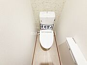 トイレが1、2階にございますので、朝の混雑時に安心して使用できます。トイレは温水洗浄付き便座で毎日清潔に快適にお使いいただけます。