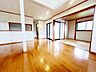 リビング/ダイニング：思わず微笑みたくなる居心地の良さ、光と風がはいりこむ贅沢なゆとり空間となっています。明るいリビングって本当に良いものですね♪リビング階段になってますので毎日ご家族の顔を見ることが出来るのも良いですね。