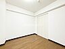 寝室：洋室です。フローリングのお部屋となってますのでお掃除やお片付けも楽ちんです。ベッドを置いて机をおいてテレビをおいてもすっきりとしたお部屋に仕上がりそうですね。お好みのレイアウトで毎日をお楽しみ下さい♪