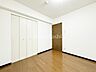 室内：洋室です。フローリングのお部屋となってますのでお掃除やお片付けも楽ちんです。ベッドを置いて机をおいてテレビをおいてもすっきりとしたお部屋に仕上がりそうですね。お好みのレイアウトで毎日をお楽しみ下さい♪