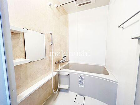 清掃の行き届いた清潔感溢れるお風呂!暖かみのあるユニットバスです。ご家族の帰宅時間がバラバラのご家庭でも快適に入浴できますね♪