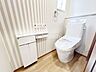 トイレ：トイレが1、2階にございますので、朝の混雑時に安心して使用できます。トイレは温水洗浄付き便座で毎日清潔に快適にお使いいただけます。