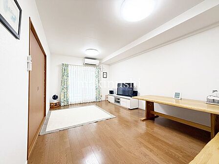 心地よく寛ぐのに充分な広さ、風の揺らぎや陽射しを楽しむことが出来るリビングダイニング!大きな掃き出し窓がございますのでとても明るいリビングとなっております♪解放感あるリビングって本当に落ち着きますね♪