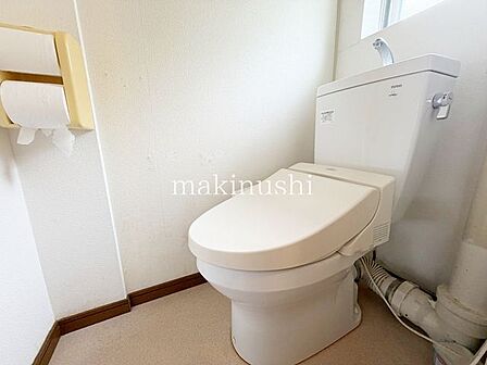 何だか落ち着けるトイレ空間です。トイレは快適な温水洗浄便座付きとなっております。こんな綺麗にお手入れされたトイレは本当に嬉しいです。