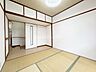 室内：情緒漂う和室。しっとりと落ち着いた雰囲気の和室で気持ちよく寝転がるのも良いものですね。日本に住んでて良かったときっと思えるはずです。