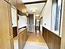 玄関：大型シューズＢＯＸ付きの玄関です。これだけの収納力があれば、ご家族4人でも十分にご利用いただけますね。私の家族ならもてあましそうなくらい大きなサイズです。広々とした明るい玄関って本当にいいものですね。