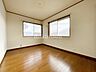 子供部屋：洋室です。フローリングのお部屋となってますのでお掃除やお片付けも楽ちんです。ベッドを置いて机をおいてテレビをおいてもすっきりとしたお部屋に仕上がりそうですね。お好みのレイアウトで毎日をお楽しみ下さい♪